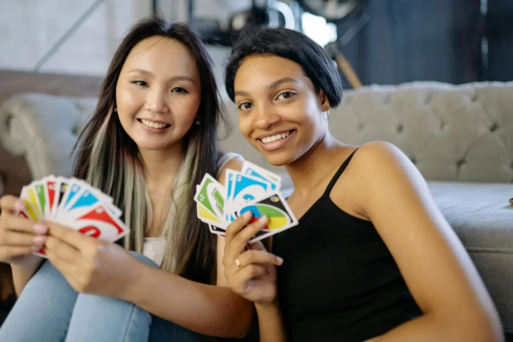 two girls playing uno